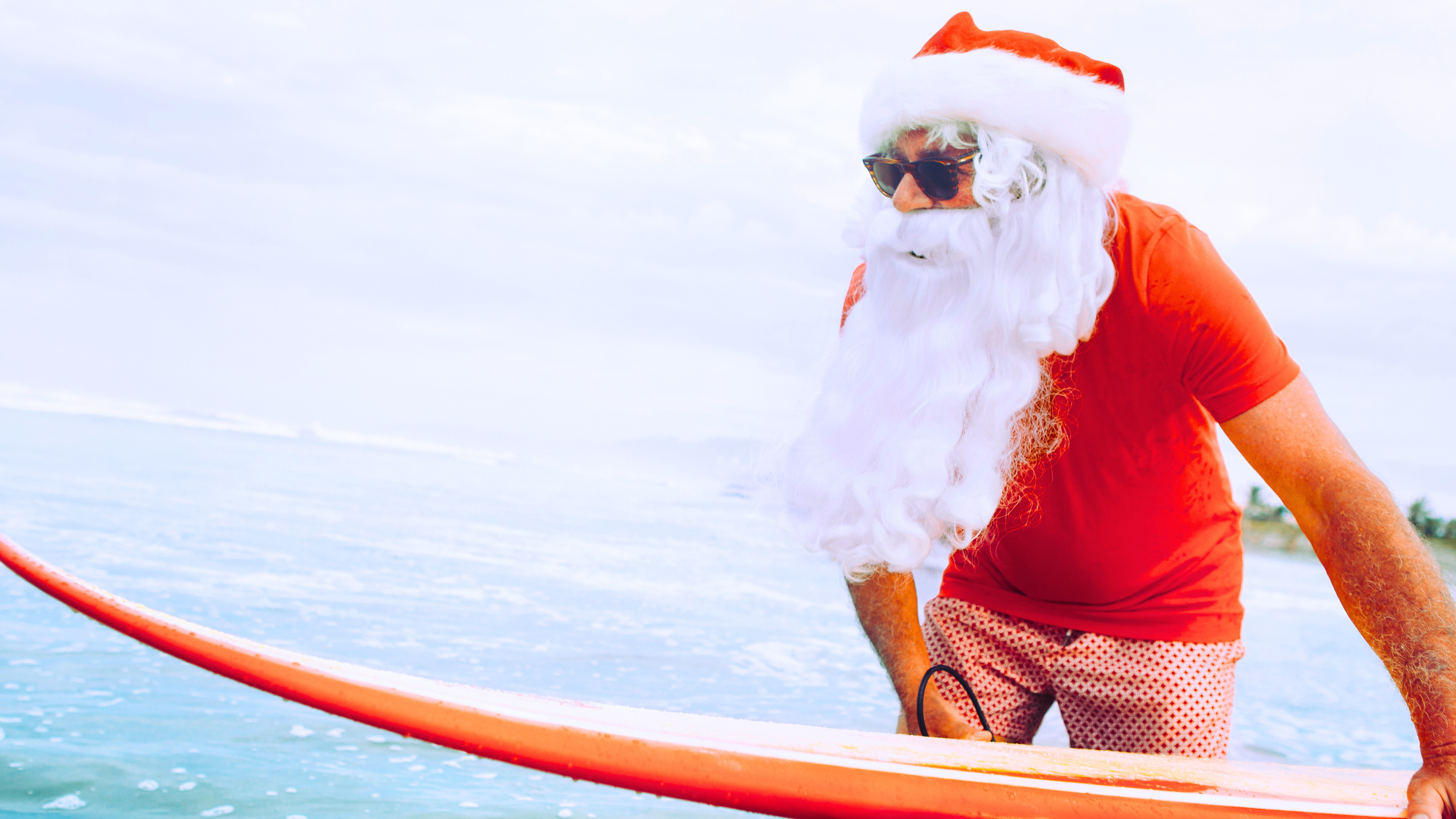 You are currently viewing The Unique Hawaiian Christmas by Trolley: Hawaiian Santa & Tutu Mele 🎄🤶🎅🏝️